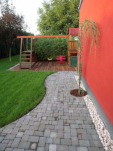 Spielplatz und gepflasterten Weg